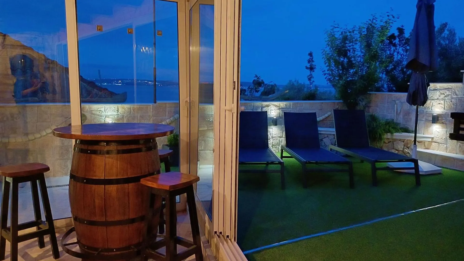 Luxury Sunrise Jacuzzi Apts, 50 M From The Beach Kali Lägenhet